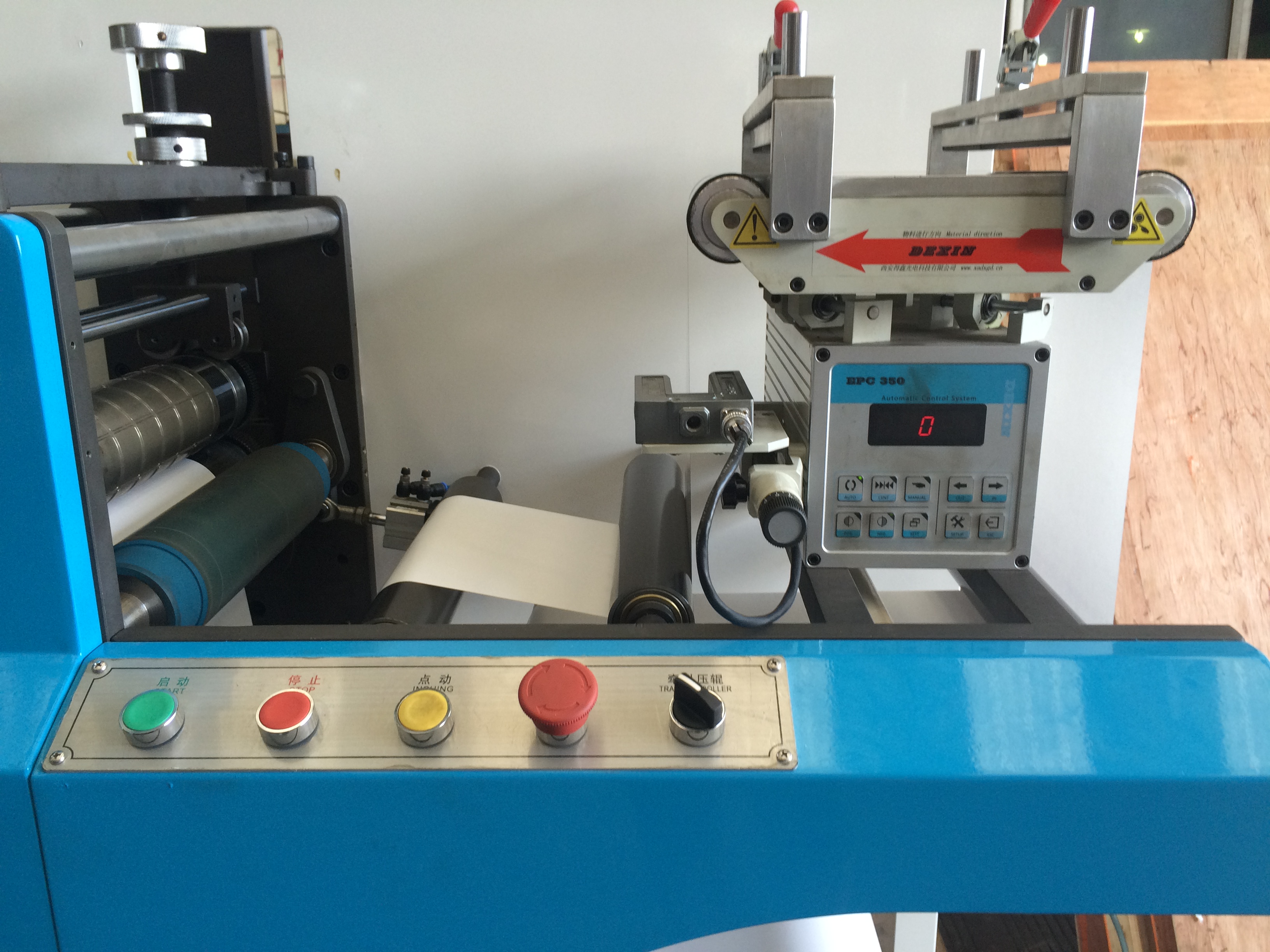 Máquina troqueladora de etiquetas adhesivas rotativas